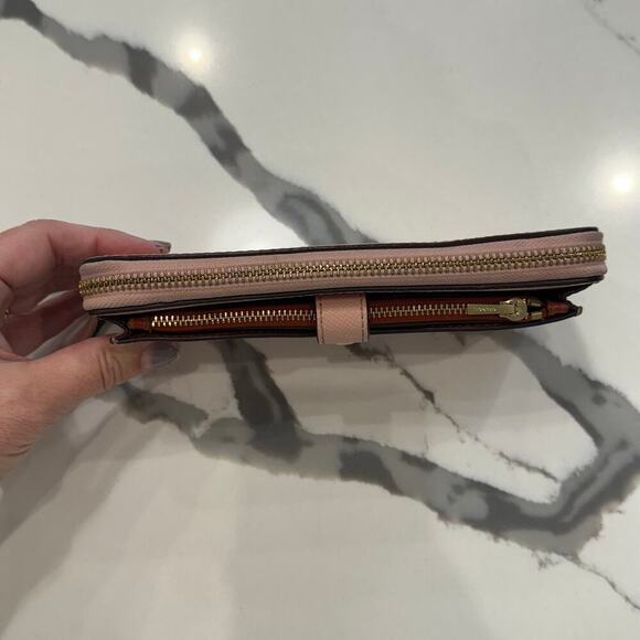 Coach Colorblock
Multifunctional Wallet
F25967 Blush/Terracotta - Picture 8 of 15